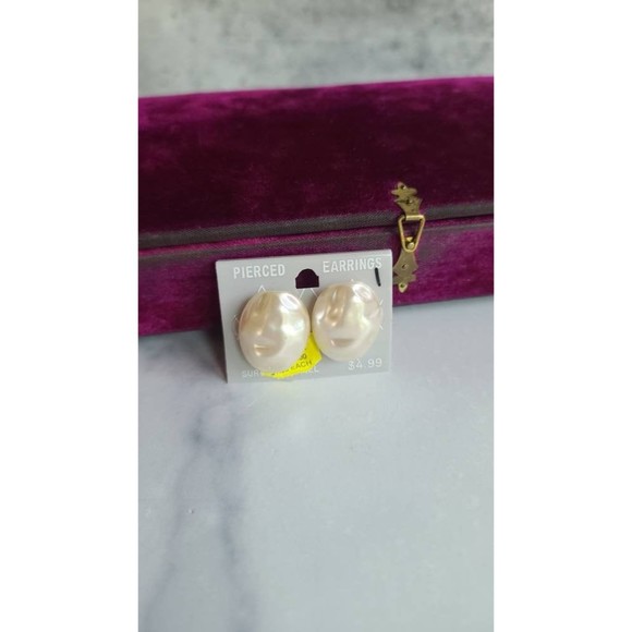 Jewelry - Vintage Faux Pearl Stud Earrings